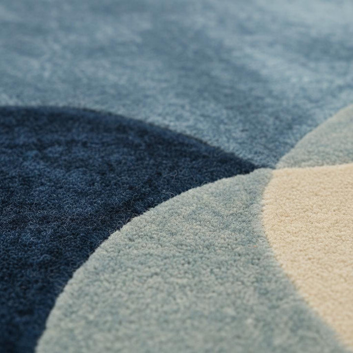 Translation missing: es.Abstract pebble rug in blue and beige with freeform organic shape and plush cut pile for modern living spaces