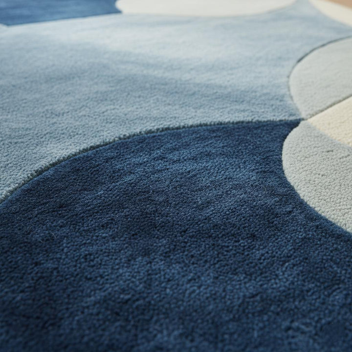Translation missing: es.Abstract pebble rug with blue and beige freeform design and plush cut pile surface