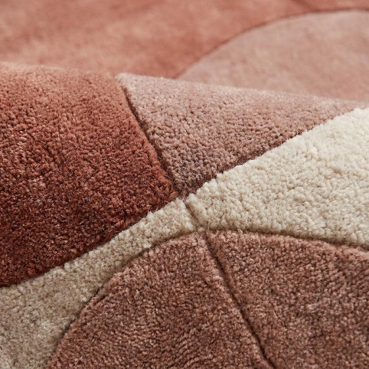 Translation missing: es.Close-up texture of hand tufted wool rug showing soft cut pile, carved abstract detailing, and premium artisan craftsmanship __etsy:8018081190