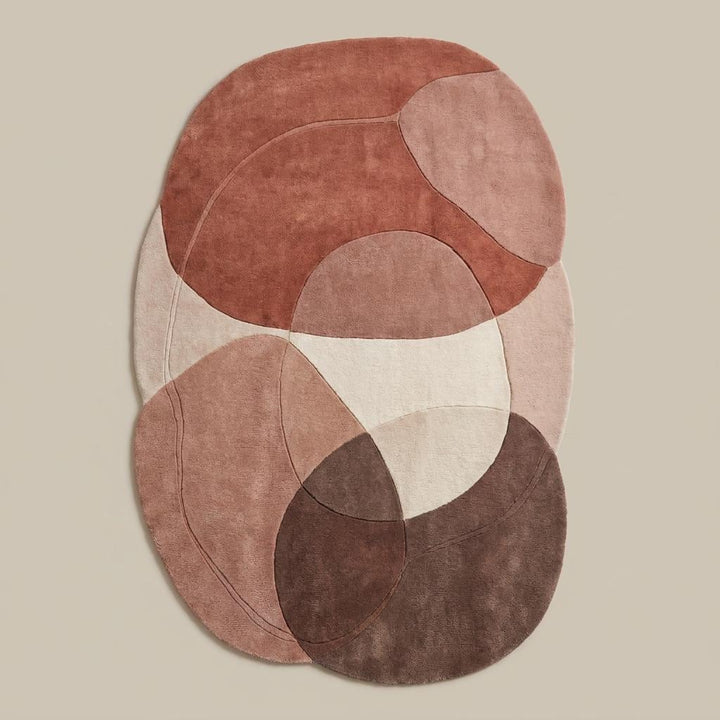 Translation missing: es.Organic modern area rug with sculptural abstract pattern placed in a contemporary interior with natural sunlight and neutral decor __etsy:8018081090