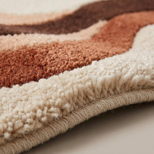 Translation missing: es.Close-up texture of hand tufted wool blend rug showing soft cut pile detail in rust, beige, and chocolate brown waves __etsy:8042220081
