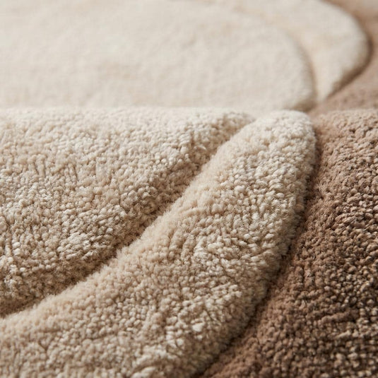 Translation missing: es.Close-up texture view of soft hand tufted wool blend rug with plush cut pile and sculpted layered borders __etsy:8026380978