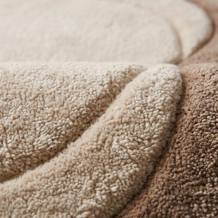 Translation missing: es.Close-up texture view of soft hand tufted wool blend rug with plush cut pile and sculpted layered borders __etsy:8026380978