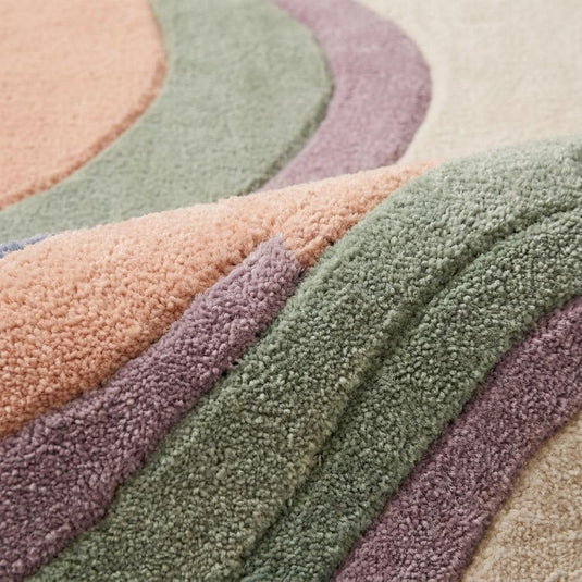 Translation missing: es.Close-up of soft wool texture showing hand tufted pile and pastel color detailing __etsy:7988512106