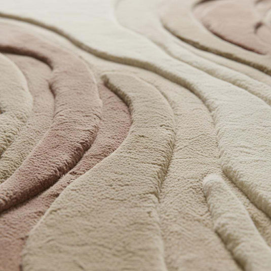 Translation missing: es.Close-up of plush hand-tufted runner rug showing dense cut-pile texture, carved abstract lines, and soft matte fibers