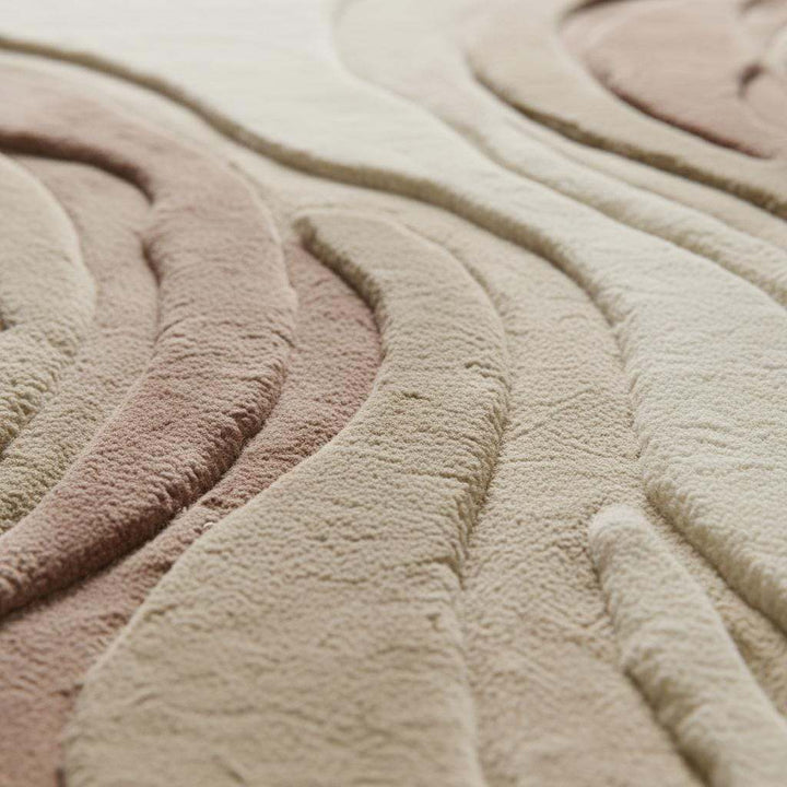 Translation missing: es.Close-up of plush hand-tufted runner rug showing dense cut-pile texture, carved abstract lines, and soft matte fibers