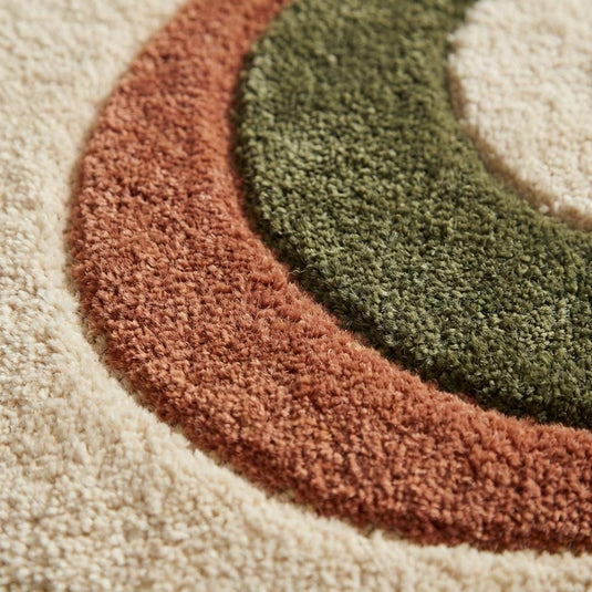 Translation missing: es.Close-up of plush tufted abstract rug texture showing soft high-pile fibers in cream, terracotta and olive tones, detailed craftsmanship and dense woven surface