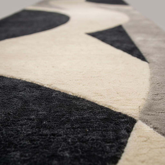 Translation missing: es.Close-up of hand-tufted wool runner rug showing dense plush cut pile, soft matte fibers, and clean carved edges