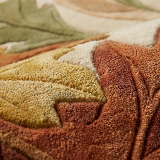 Translation missing: es.Close-up of hand tufted leaf rug showing thick plush fibers, carved leaf pattern, soft textured pile detail