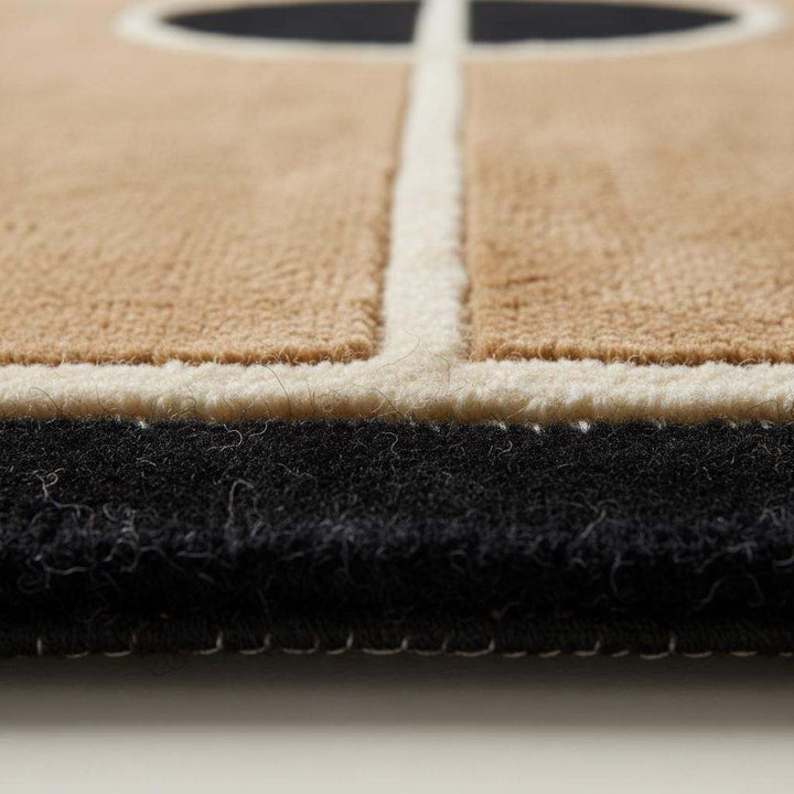 Translation missing: es.Close-up of plush hand-tufted basketball rug showing medium pile texture, carved court lines, and soft fibers