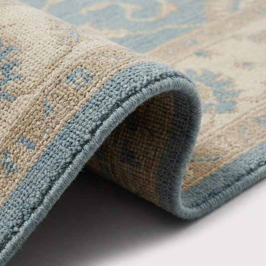 Translation missing: es.Close-up of hand knotted wool pile showing individual knot texture and floral weave detail