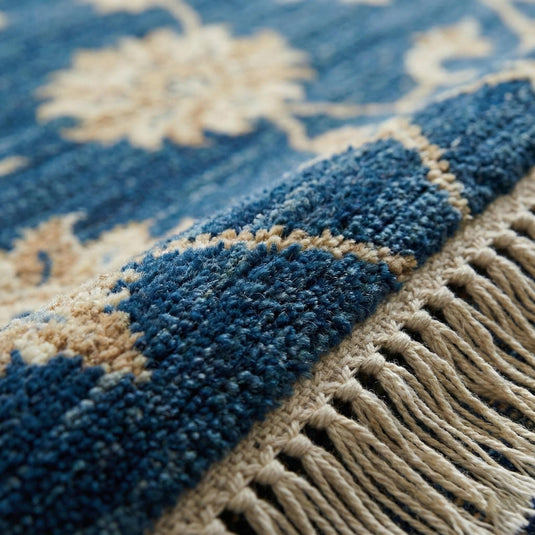 Translation missing: fr.Close-up of hand knotted wool pile showing dense knots and natural wool texture