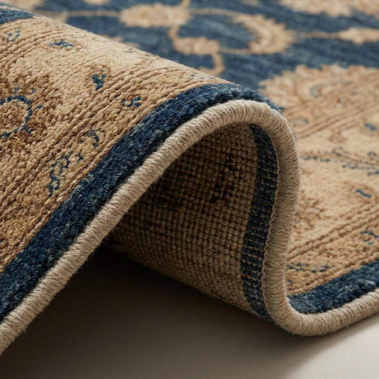 Translation missing: es.Close-up of hand knotted wool rug showing dense pile, individual knots, and natural wool texture