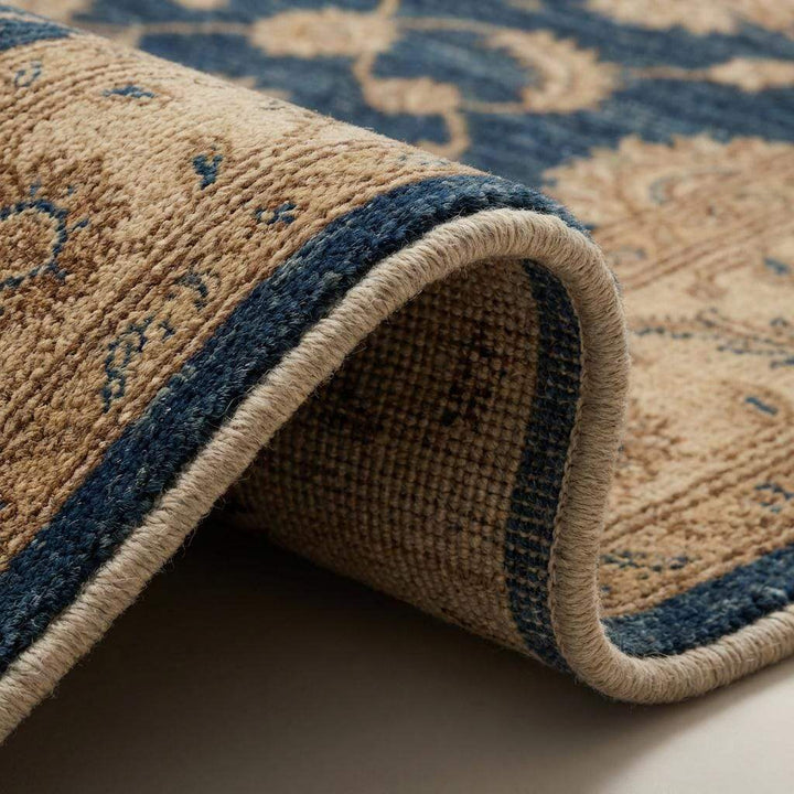 Translation missing: es.Close-up of hand knotted wool rug showing dense pile, individual knots, and natural wool texture