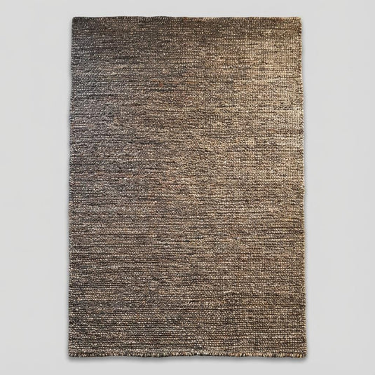 Translation missing: es.Handwoven natural wool area rug featuring chunky weave and earthy colors, ideal for cozy boho or Scandinavian interior designs