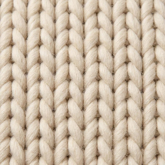 Translation missing: es.Detailed view of braided rug edge with oversized yarn strands and dense textured weave