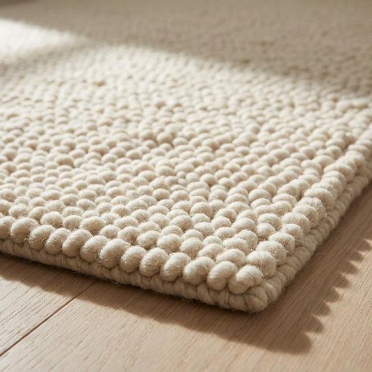 Translation missing: es.Handwoven wool area rug featuring chunky loops and minimalist design, cozy modern home décor