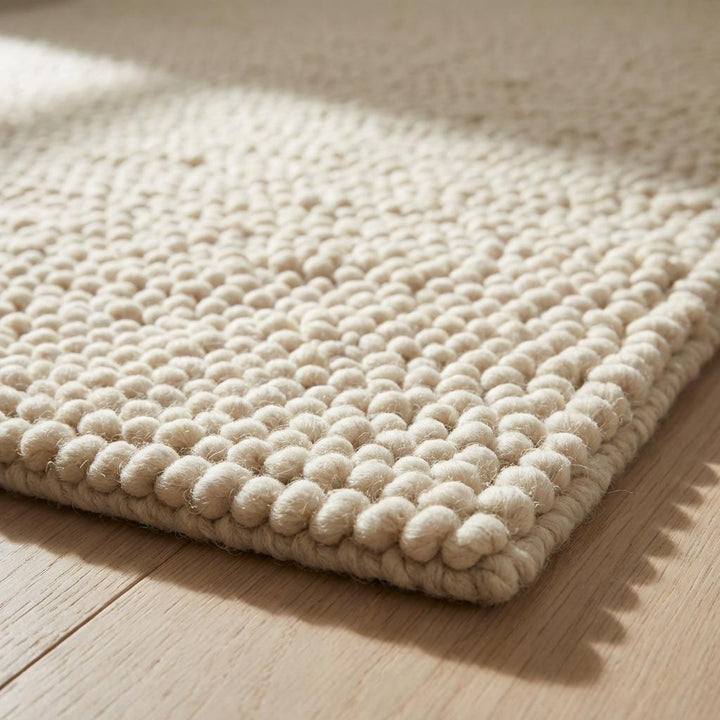 Translation missing: es.Handwoven wool area rug featuring chunky loops and minimalist design, cozy modern home décor