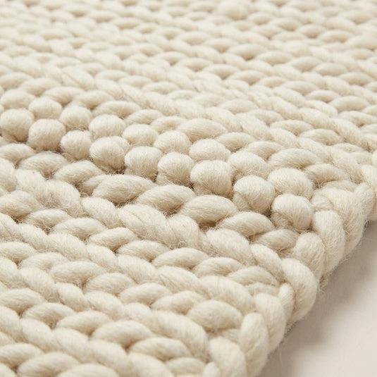 Translation missing: es.Chunky knit area rug with thick, textured neutral yarn, adding cozy warmth and modern organic style to floors