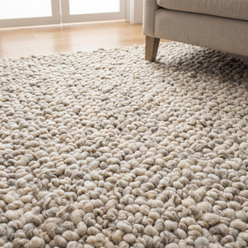 Translation missing: fr.Chunky knit area rug with thick wool loop texture in neutral tones for cozy, modern home decor