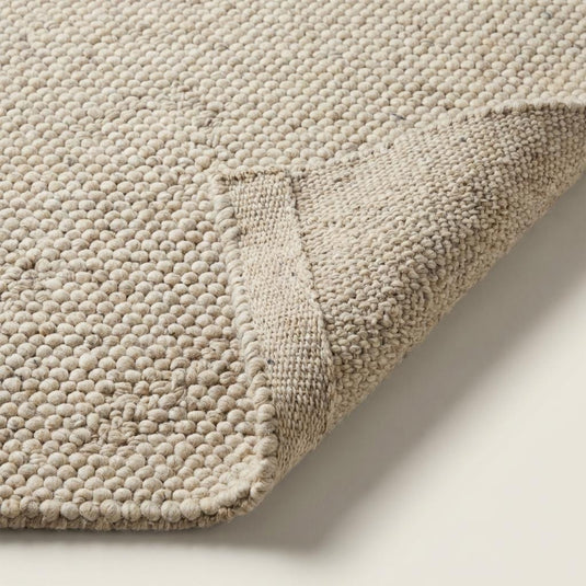 Translation missing: es.Detailed view of chunky rug loops and edge finish, showing dense construction, soft fibers, and high-quality woven craftsmanship