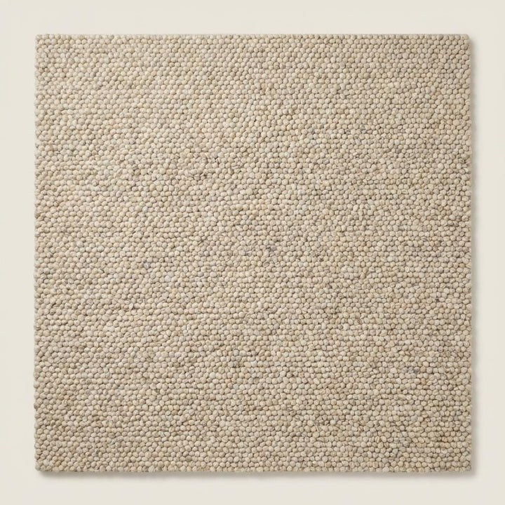 Translation missing: es.Top view of neutral chunky rug with dense loop weave texture, highlighting organic pattern and soft beige tones across the full surface