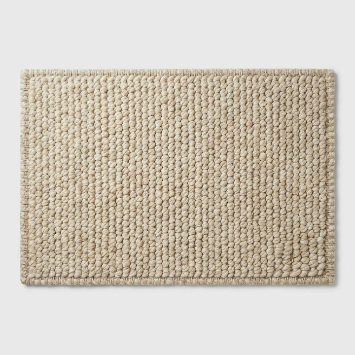 Translation missing: es.Chunky knit neutral rug with thick textured oversized yarn loops for cozy Scandinavian interiors