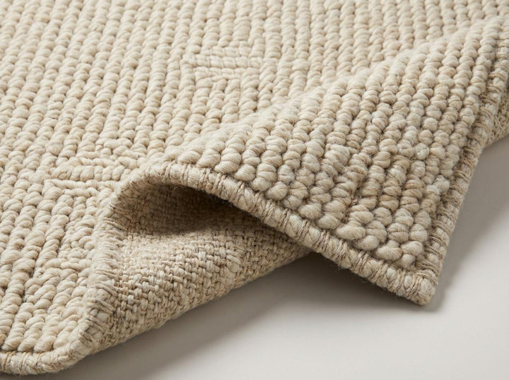 Translation missing: es.Chunky knit neutral rug with thick oversized yarn loops and soft textured natural fiber look for cozy Scandinavian homes