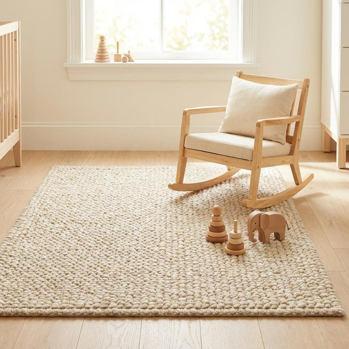 Translation missing: es.Chunky knit neutral rug with thick oversized yarn loops and warm natural fiber texture for cozy Scandinavian interiors