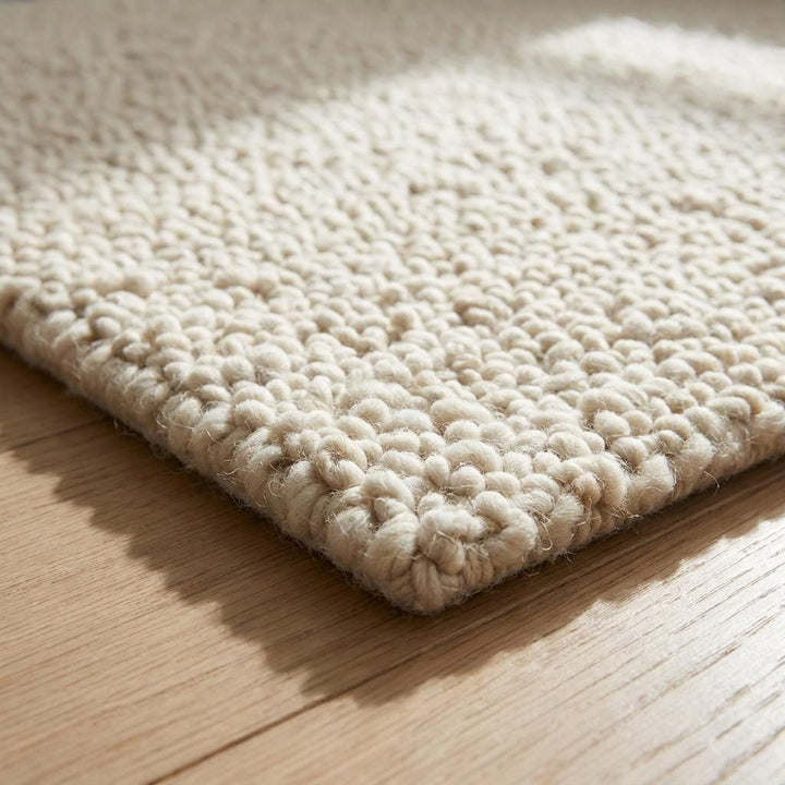 Translation missing: es.Detailed view of chunky wool rug edge showing thick handwoven loops, dense construction, and premium craftsmanship with organic texture finish