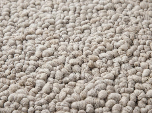 Translation missing: es.Close-up of chunky knit rug showing dense pebble texture, thick wool loops and handcrafted detail, soft plush fibers and premium texture finish