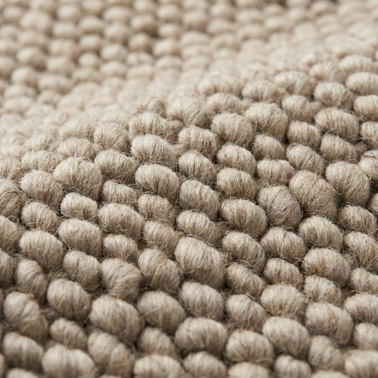 Translation missing: es.Close-up of rug edge with thick braided wool strands