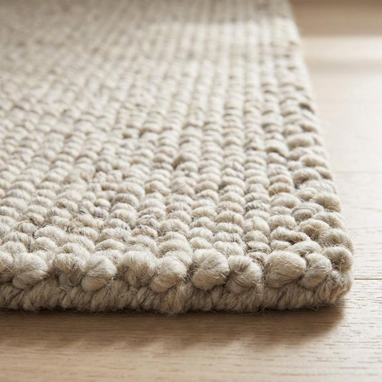 Translation missing: es.Close-up of rug edge showing thick braided wool strands and craftsmanship