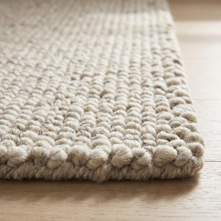 Translation missing: es.Close-up of rug edge showing thick braided wool strands and craftsmanship
