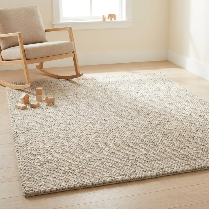 Translation missing: es.Soft chunky wool rug placed in nursery with natural tones and cozy atmosphere