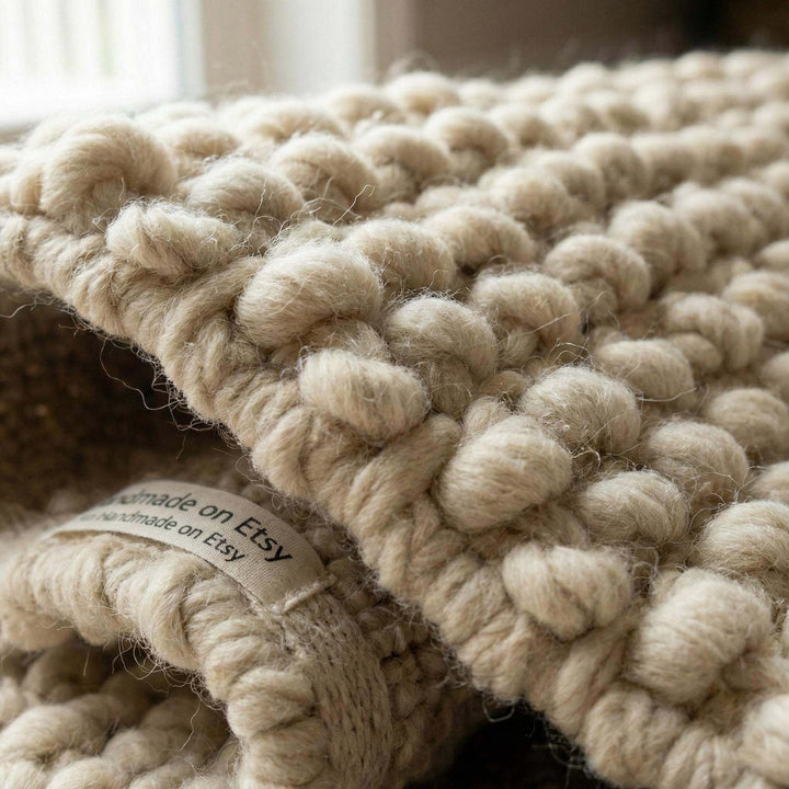 Translation missing: es.Chunky knit wool rug in cream beige with thick handmade texture for cozy home decor