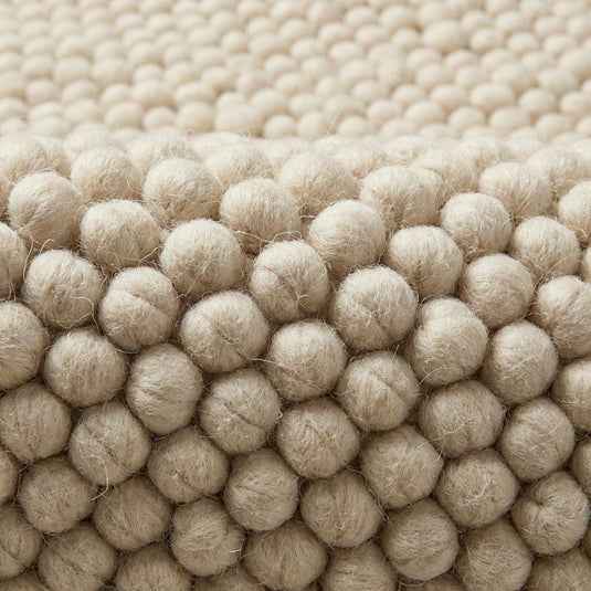 Translation missing: es.Chunky knit wool rug in ivory with thick braided texture and soft natural fibers for cozy neutral decor