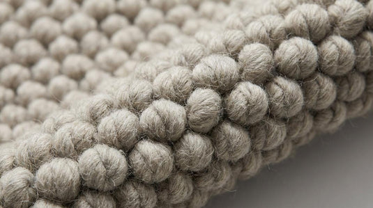 Translation missing: es.Chunky loop rug in neutral ivory with thick, plush texture for cozy modern living rooms