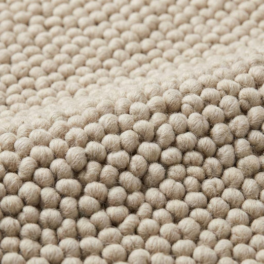 Translation missing: es.Close-up of thick nubby loop yarn texture with braided edge detail