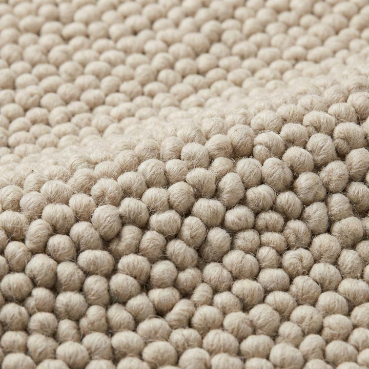 Translation missing: es.Close-up of thick nubby loop yarn texture with braided edge detail