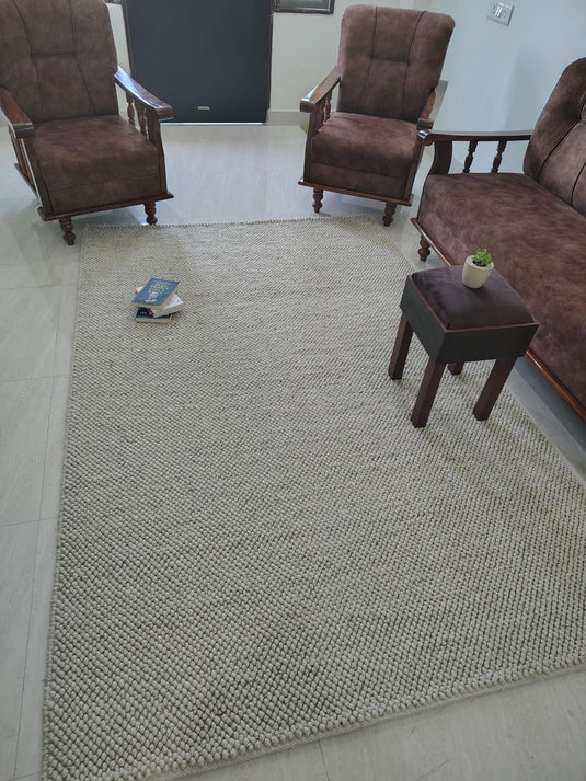 Translation missing: es.Top-down view of solid neutral rug with oversized yarn loops