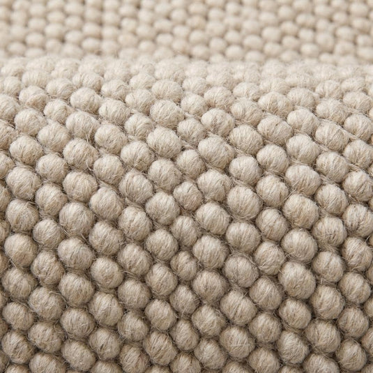 Translation missing: es.Close view of oversized loop texture rug showing thick natural yarn structure