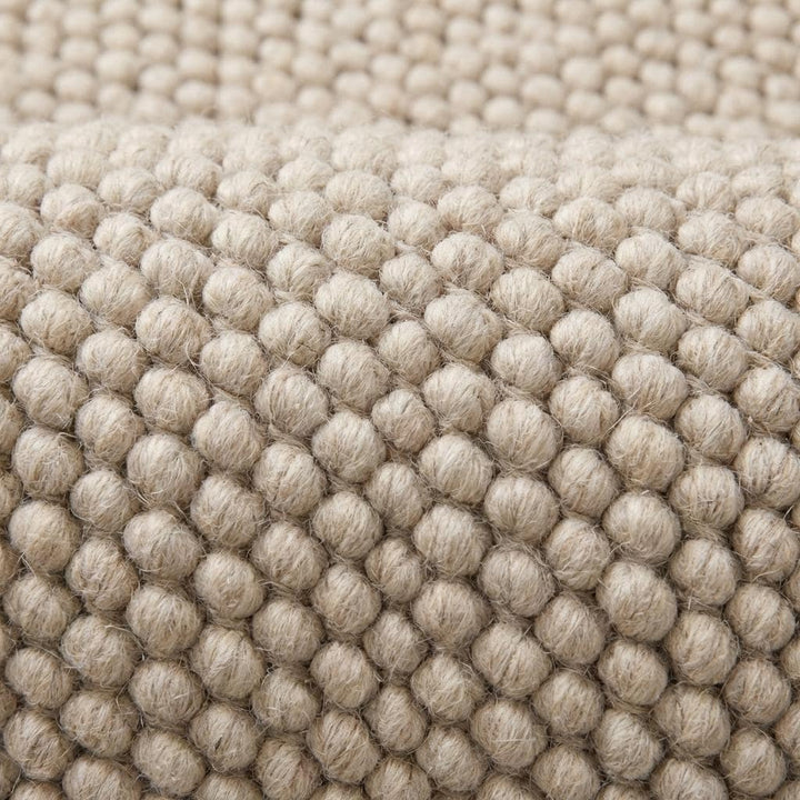 Translation missing: es.Close view of oversized loop texture rug showing thick natural yarn structure