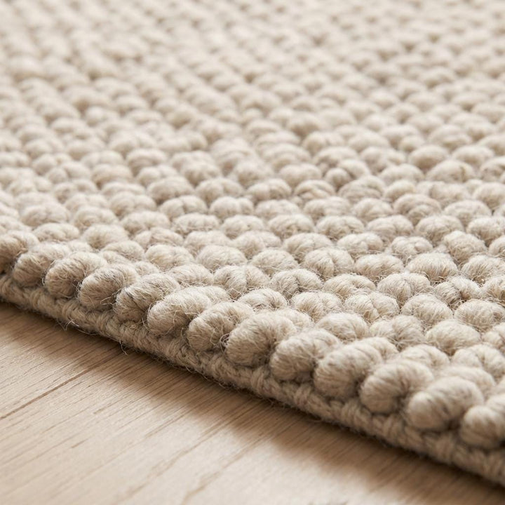 Translation missing: es.Edge detail of chunky loop rug showing dense braided yarn construction