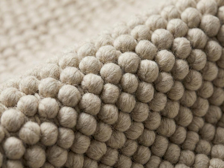 Translation missing: es.Close-up detail of thick oversized wool loops showing pebble-like texture