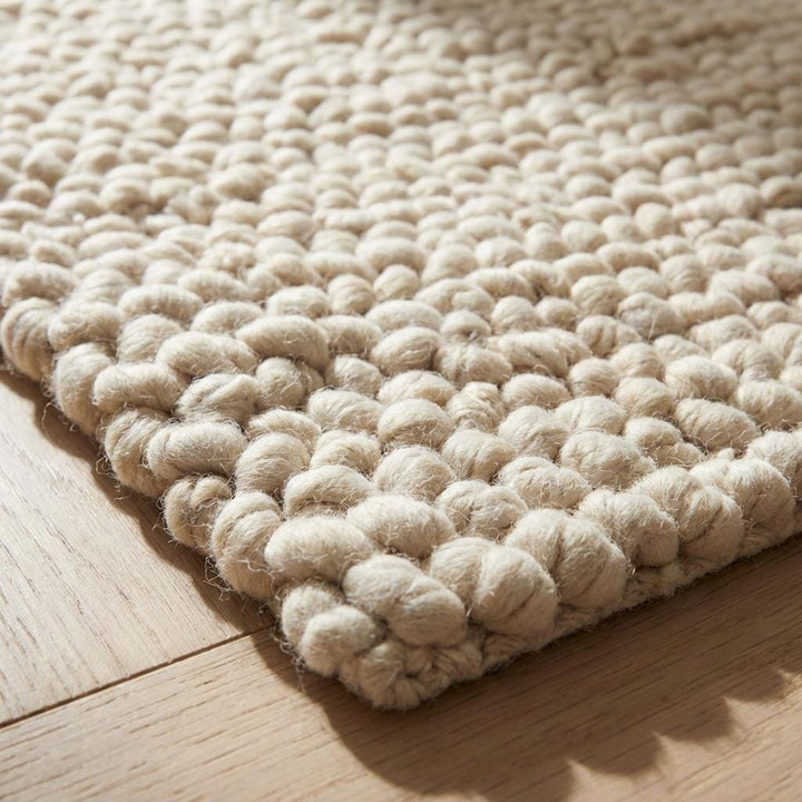 Translation missing: es.Chunky wool loop rug in cream with oversized yarn loops and textured, cozy design for modern organic interiors