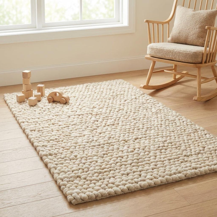 Translation missing: es.Chunky wool loop rug in warm cream with thick, textured yarn loops, perfect for cozy modern living spaces
