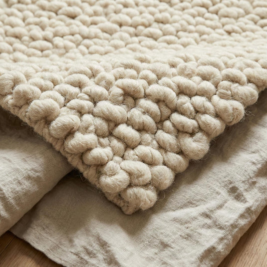 Translation missing: es.Handcrafted chunky wool loop rug in cream with thick plush texture for cozy neutral home decor