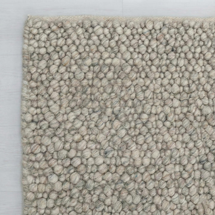 Translation missing: es.Chunky wool loop rug with pebble texture in neutral tones for cozy Scandinavian decor