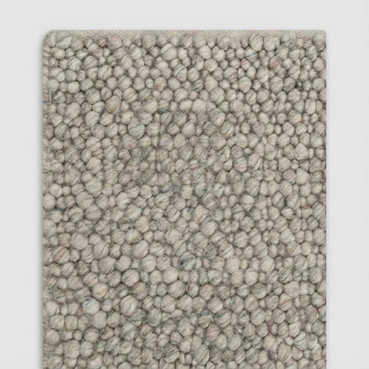 Translation missing: es.Neutral chunky wool loop carpet featuring organic pebble weave pattern for cozy home styling and warm floor texture